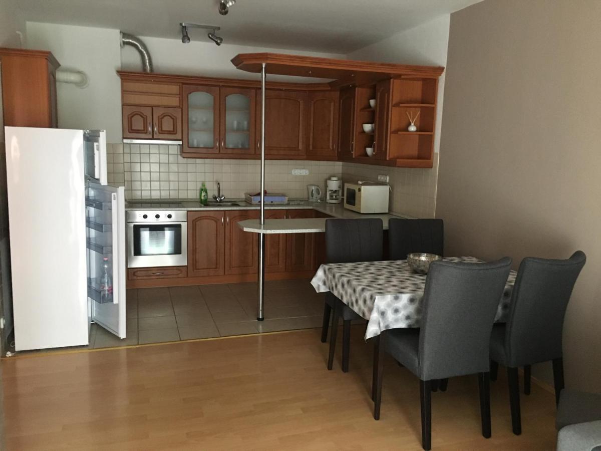 Peppy Apartment & Pool Balatonfured Bagian luar foto