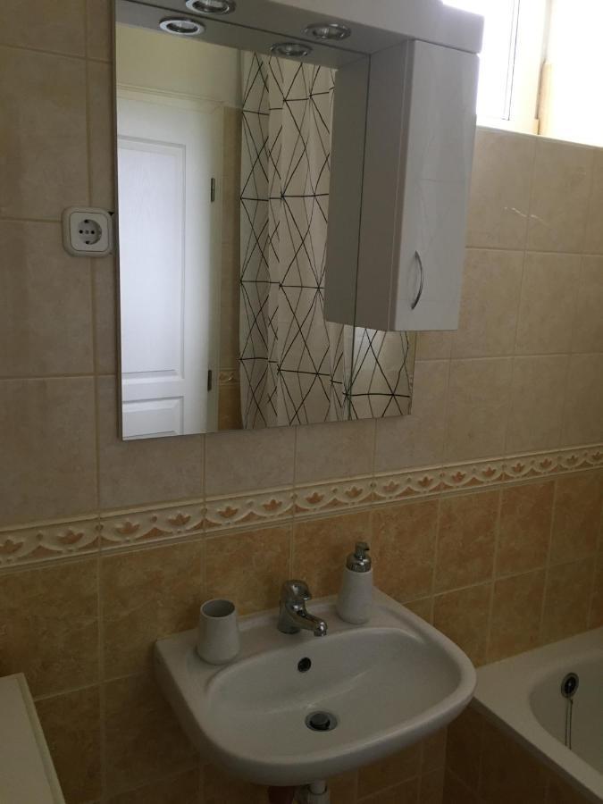 Peppy Apartment & Pool Balatonfured Bagian luar foto