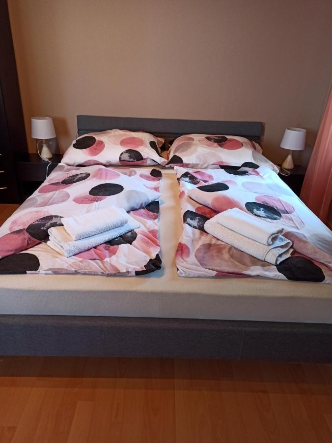 Peppy Apartment & Pool Balatonfured Bagian luar foto