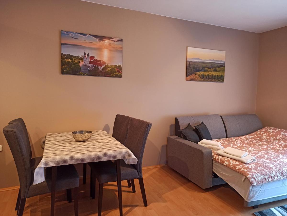 Peppy Apartment & Pool Balatonfured Bagian luar foto