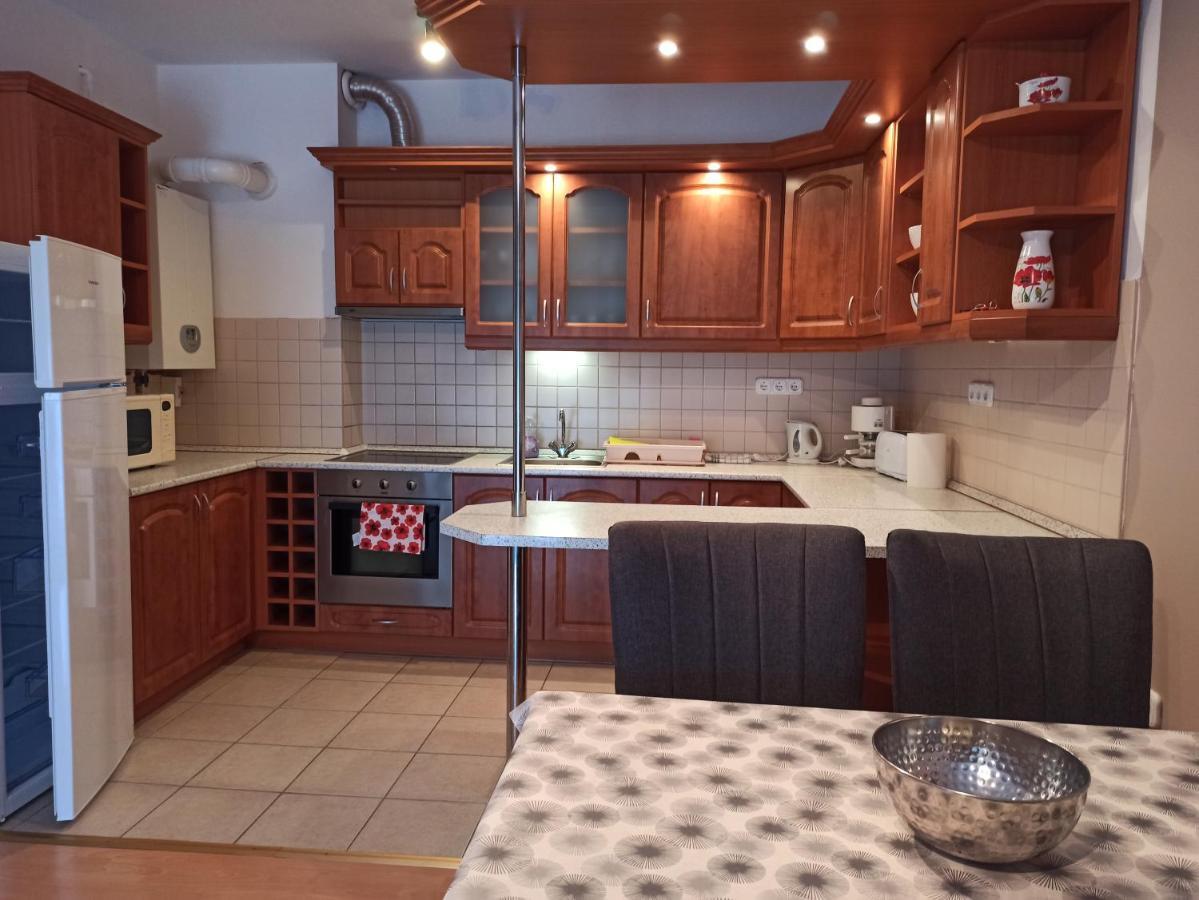 Peppy Apartment & Pool Balatonfured Bagian luar foto