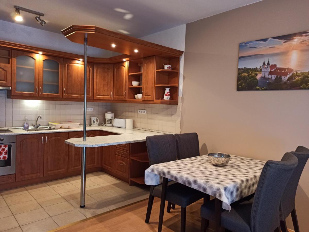 Peppy Apartment & Pool Balatonfured Bagian luar foto