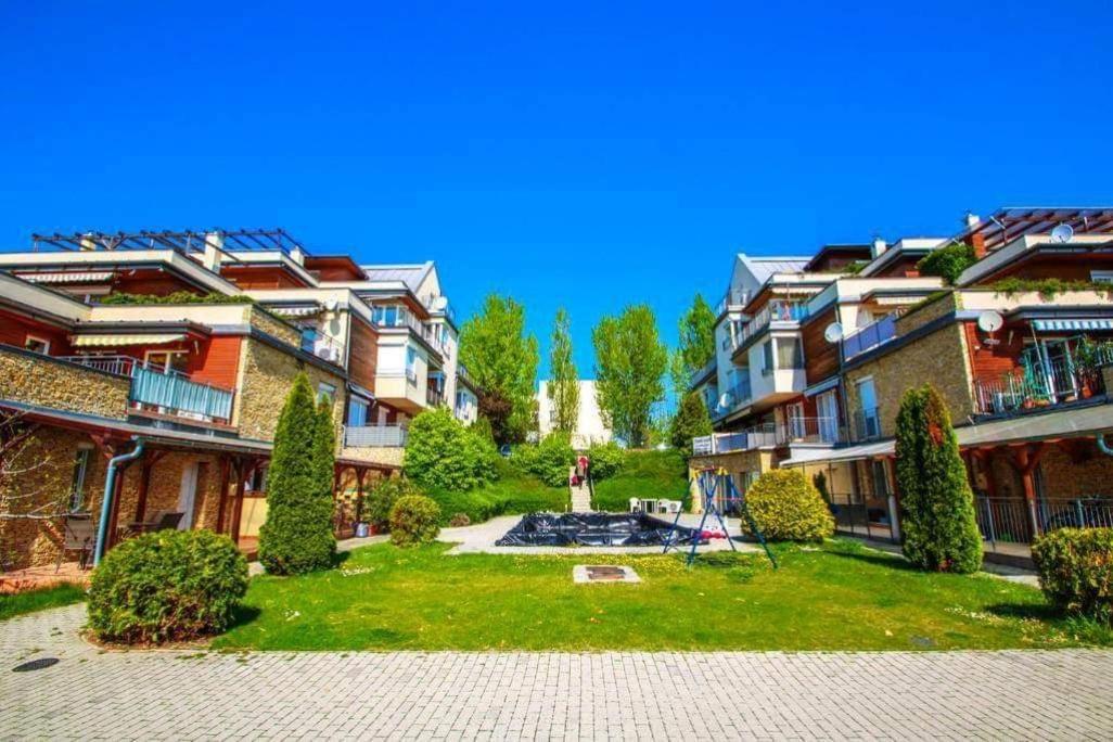 Peppy Apartment & Pool Balatonfured Bagian luar foto