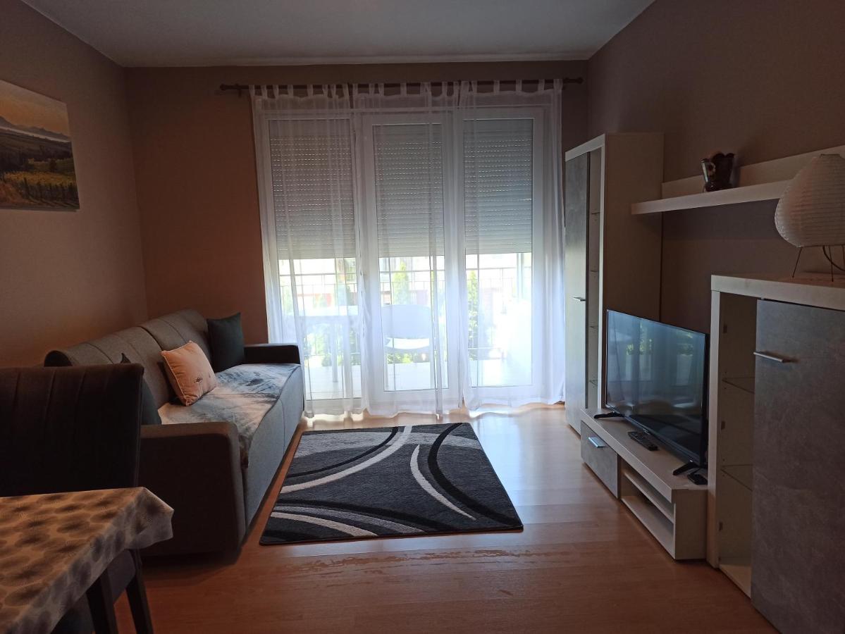 Peppy Apartment & Pool Balatonfured Bagian luar foto