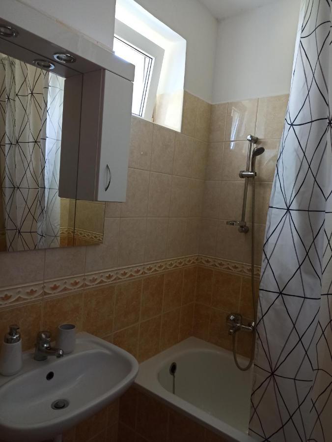 Peppy Apartment & Pool Balatonfured Bagian luar foto