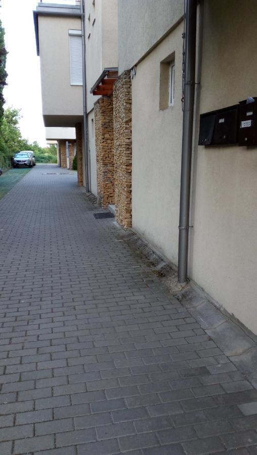 Peppy Apartment & Pool Balatonfured Bagian luar foto