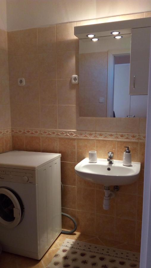 Peppy Apartment & Pool Balatonfured Bagian luar foto
