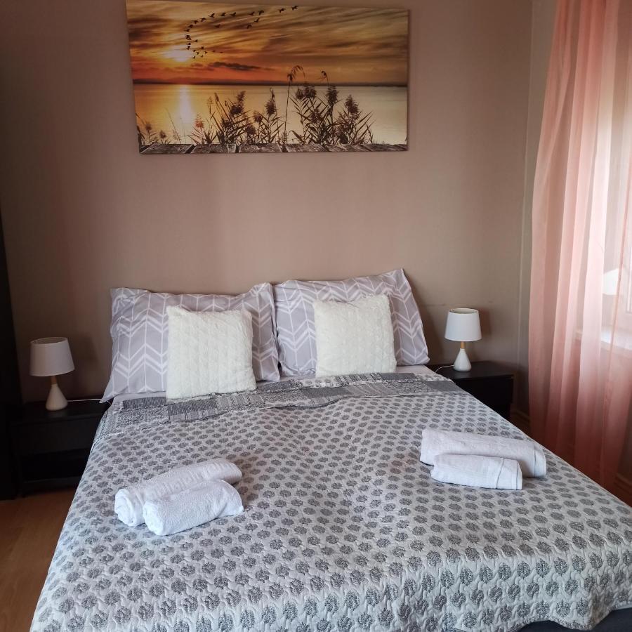 Peppy Apartment & Pool Balatonfured Bagian luar foto